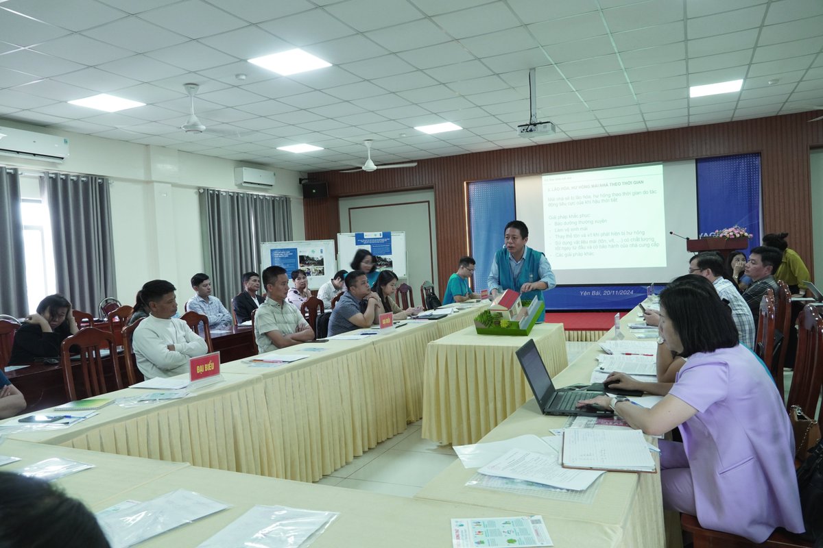UNDPVietNam's tweet image. 🏠Our team visited communes to provide funding &amp;amp; handson training on housing repairs for families. 
With support from @UNCERF, we&apos;re working with local authorities &amp;amp; affected communities to enable them safely return home as soon as posible! 
#TyphoonYagi #BuildingBackBetter