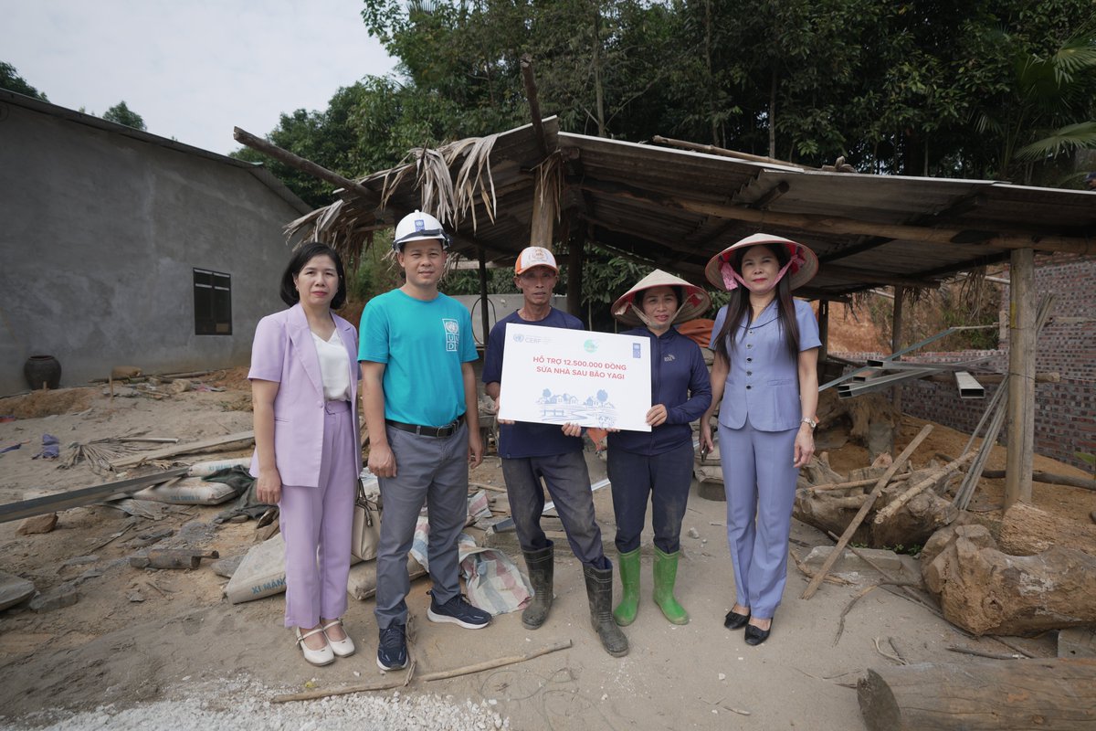UNDPVietNam's tweet image. 🏠Our team visited communes to provide funding &amp;amp; handson training on housing repairs for families. 
With support from @UNCERF, we&apos;re working with local authorities &amp;amp; affected communities to enable them safely return home as soon as posible! 
#TyphoonYagi #BuildingBackBetter