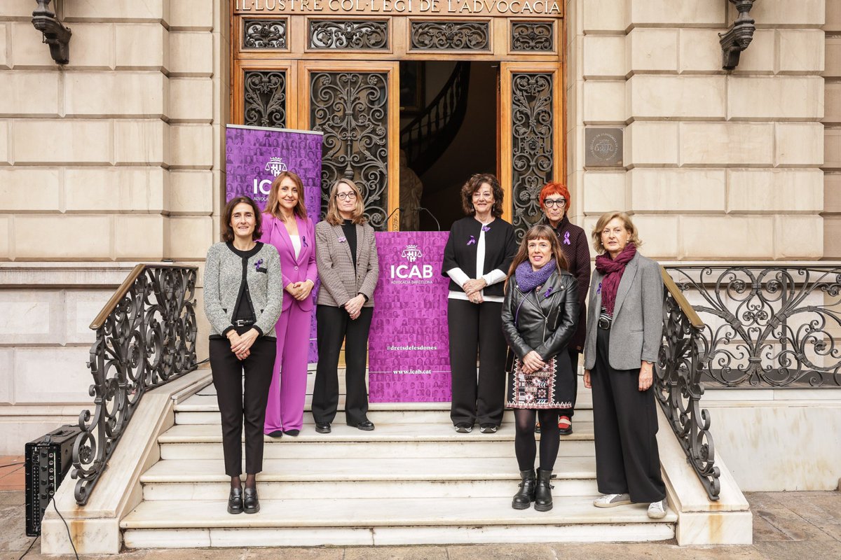 🔊 Amb motiu del #DiaContralaViolenciadeGenere, l'ICAB ha realitzat un acte reivindicatiu per denunciar la violència masclista. L'acte ha comptat amb la lectura d'un manifest elaborat per <a href="/CDonesAdvocades/">Com Dones Advocades</a> i ha estat encapçalat per les diputades <a href="/nuria_flaquer/">Núria Flaquer</a> i <a href="/hi_valenzuela/">Carmen Valenzuela</a>