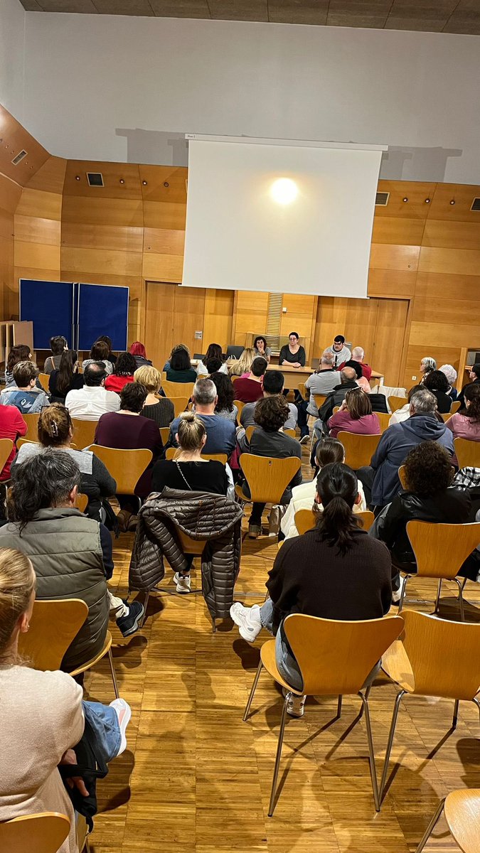 buSOSRipollet's tweet photo. Ahir diumenge, les usuàries ens vam reunir per a decidir i organitzar la nostra mobilització.

Donem les gràcies a totes les usuàries que vau venir i vau aportar les vostres preocupacions i les vostres ganes de lluitar per un bus digne.

Seguim! Ens escoltaràn! ✊🏻🚌

#Ripollet https://t.co/q3Evt0tpu5