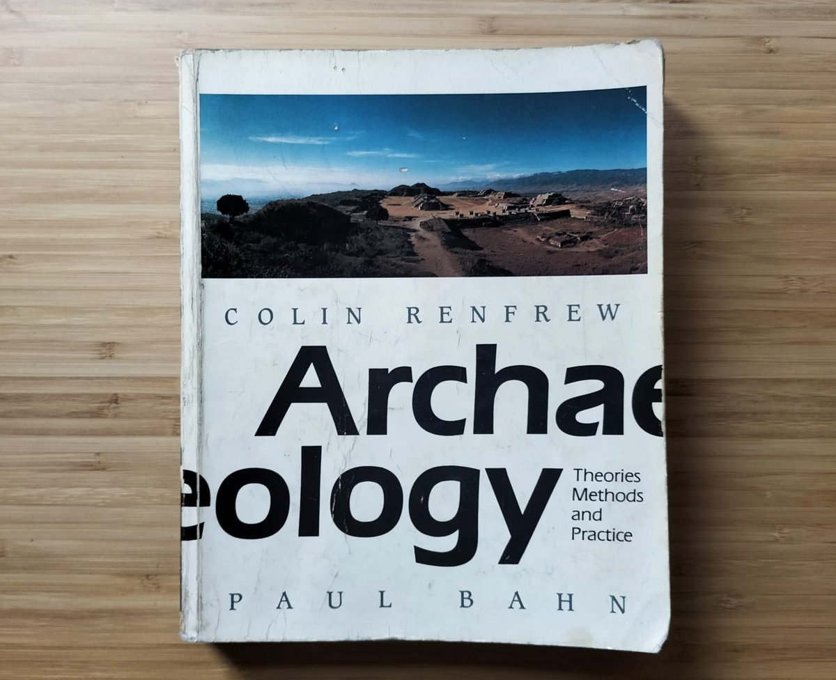 GuerraenlaUni's tweet photo. Leí este libro antes de empezar la carrera y me entusiasmó. Con él descubrí no solo todo lo que la arqueología podía decir del pasado, sino cómo podía decirlo. Ayer falleció su coautor, Colin Renfrew, uno de los arqueólogos más grandes de los últimos 100 años. Gracias por tanto. https://t.co/1nIOQtTQwJ