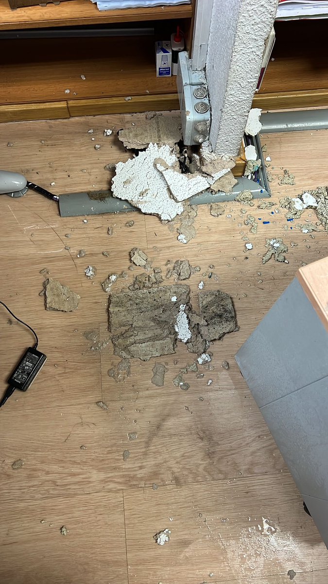 En el día de hoy se ha desprendido el techo del Juzgado de Instrucción número 15 de Madrid, con sede en Plaza de Castilla. Ya no se pueden contabilizar la cantidad de desprendimientos que se han producido en la citada sede. Adjuntamos fotos.