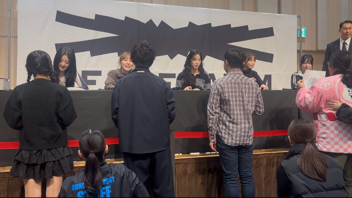 Le Sserafim CRAZYのオフイベ第5部に参加された方でこの服装を着た男とウンチェが話してるところを撮っていた方いらっしゃいましたらお声掛け頂けると嬉しいです💦🙏
ちょうど見切れてしまって映ってませんでした😭
ほとんど3枚目の画像の画角で撮影していたのでお返しできるかもしれません🙏