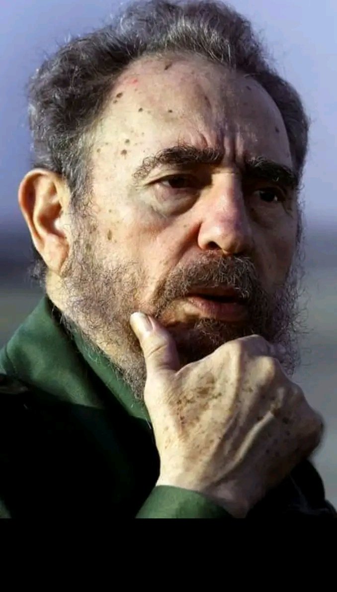 Se entregó sin límites a la causa de su patria, a su pueblo que lo erigió como su Guía eterno. #FidelEsFidel <a href="/ContraloriaCuba/">Contraloría Cuba</a>