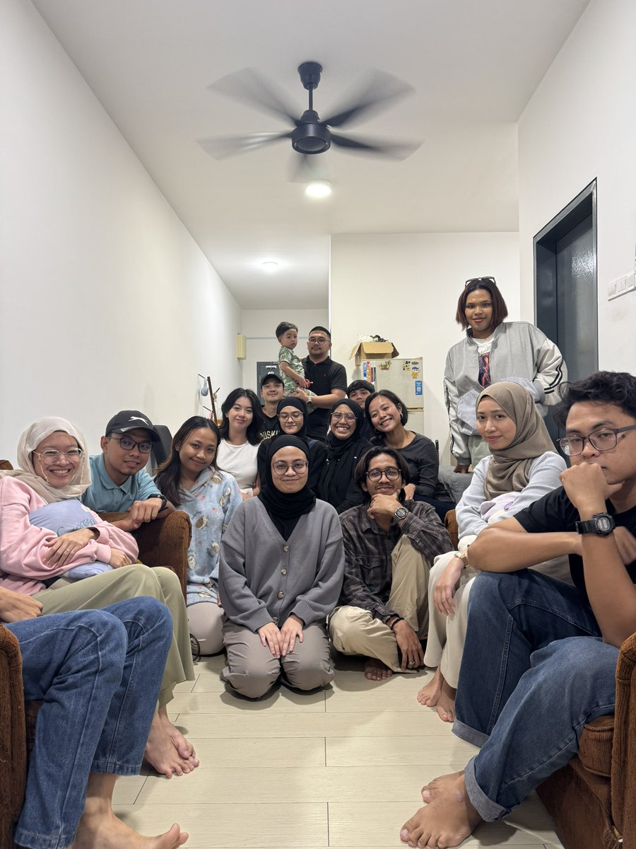 puteriarchy's tweet photo. #ProjectExit Watch Party with my fellas semalam ❤️ https://t.co/kX0aJ4J35T