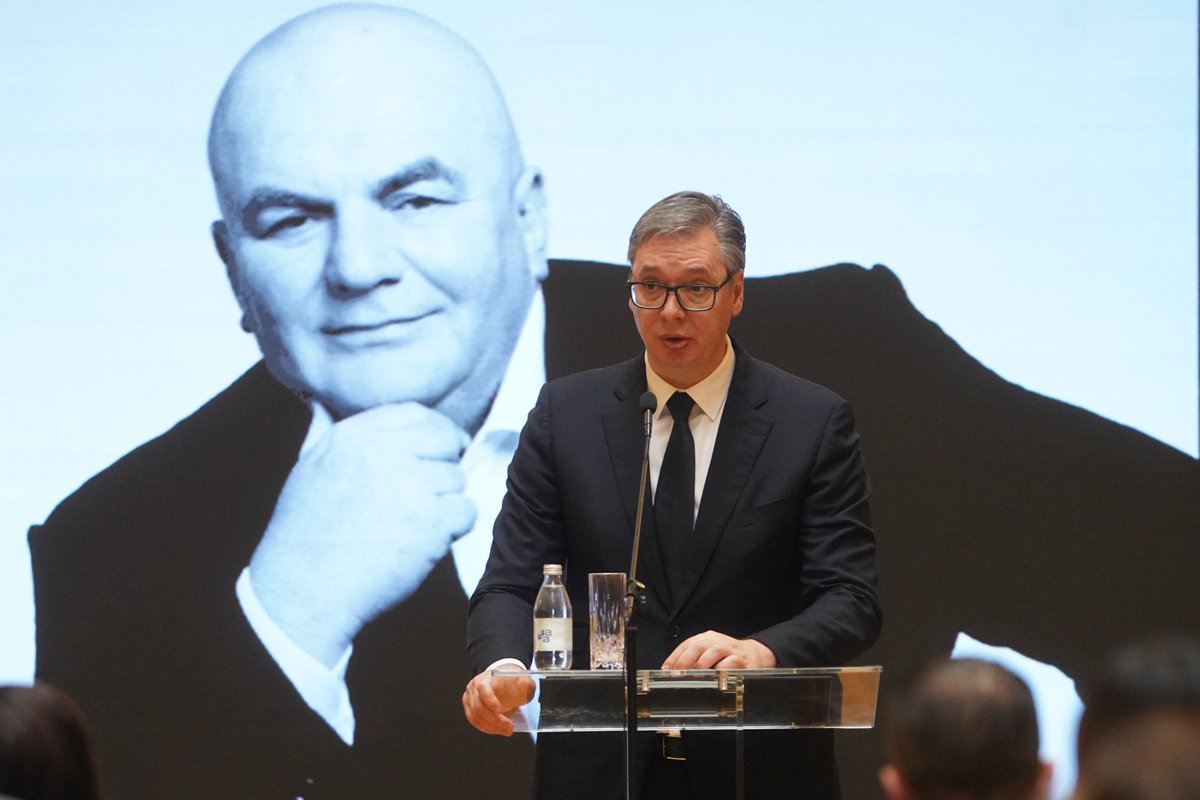 sns_srbija's tweet photo. Председник Републике Србије Александар #Vucic @avucic изјавио је у Народној скупштини, на комеморацији поводом смрти лидера Јединствене Србије Драгана Марковића Палме, да је Марковић оставио неизбрисив траг у српском јавном животу и политици. https://t.co/iRaXALEnfe https://t.co/mSG24M2W59