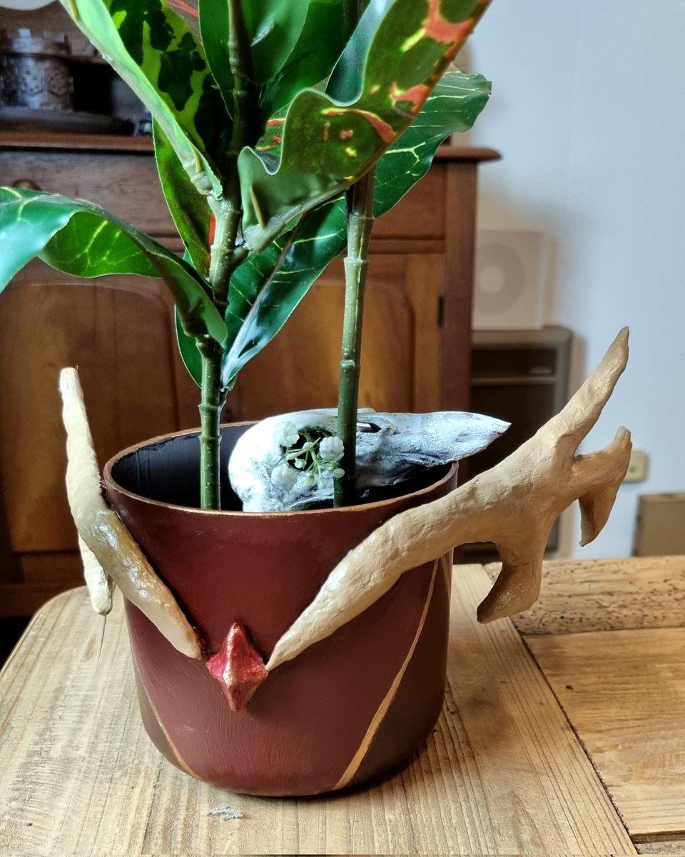 crying_cosplay's tweet photo. Meet Treeleth of the Air Ashari 😂 You know, when you have the dumbest idea &amp; you must make it? This is the worst cosplay I have ever made because I was not spending more than a day on this, but it was for a plant so it's probably fine 😂

#criticalrolefanart #criticalrolecosplay https://t.co/1wL1PGzN2r