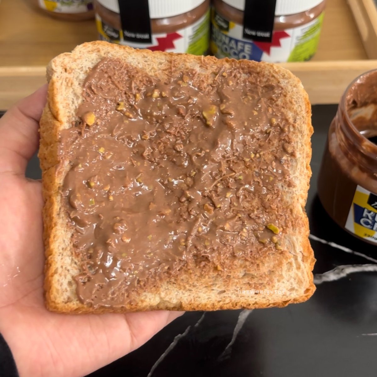 hazwaniyusof's tweet photo. Siapa cakap nak diet tak boleh makan benda sedap? Kena cut semua benda? Itu diet seksa jiwa raga. 😭

This chocolate nutty spread sesuai untuk orang yang diet. On diet pun boleh makan sedap! https://t.co/4uYUPCTRSp