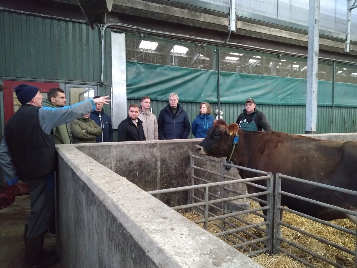 Gedeputeerde Abel Kooistra van <a href="/provfryslan/">Provincie Fryslân</a> en bestuurder Gerben de Boer van <a href="/wetterskip/">Wetterskip Fryslân</a> Fryslân brachten vorige week een bezoek aan het melkveebedrijf van Bram en Ina Kloosterman bij Feanwâlden. Daarbij werd ook gesproken over de #gebiedsofferte.