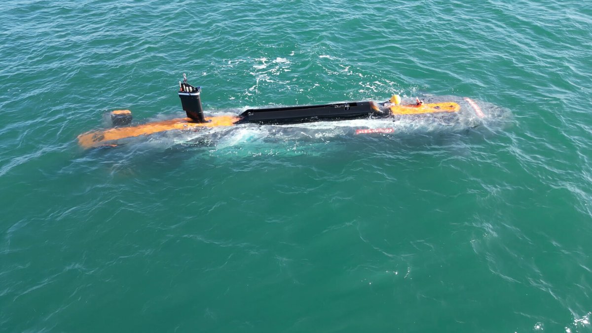 📣 Our team of engineers based in Portsmouth have successfully demonstrated our Herne XLAUV, a new type of autonomous submarine, developed specifically for military use, off the south coast of England. 

Read more 👉 baes.co/OEqI50UeJi4