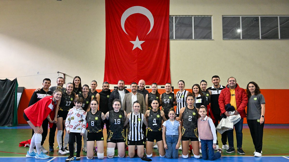 Dün oynanan TVF Kadınlar 2. Lig Akhisargücü Voleybol - Manisa BBSK müsabakasına ev sahipliği yapan Kırkağaç Belediye Başkanı Üstün Dönmez ve <a href="/KirkagacBel/">Kırkağaç Belediye Başkanlığı</a>’e sıcak misafirperverlikleri için teşekkür ederiz.