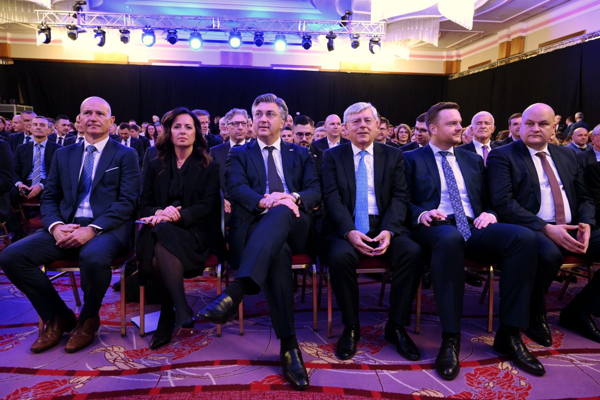 Hrvatska ostvaruje jednu od najbržih stopa gospodarskog rasta u 🇪🇺, što je rezultat zajedničkih napora poduzetnika i radnika, uz podršku <a href="/VladaRH/">Vlada Republike Hrvatske</a>. U suradnji s <a href="/HUP_hr/">HUP</a>, rasterećujemo gospodarstvenike i stvaramo povoljan okvir za ulaganja, čemu pridonosi i 🅰️ kreditni rejting.