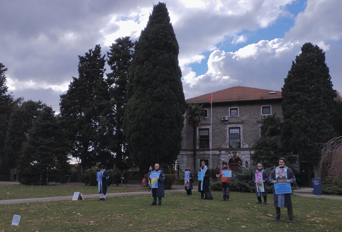 yunusunbabasi's tweet photo. 25 Kasım 2024 Boğaziçi Üniversitesi Akademisyenleri Nöbeti no. 962. Direnişin 204. haftası/1422. günü @UniBogazici #KabulEtmiyoruzVazgeçmiyoruz
Nov. 25, 2024 Bogazici University Faculty Vigil #962/204th week/1422nd day of the resistance @unibogazici_en #WeDoNotAcceptWeDoNotGiveUp https://t.co/MMnYGhRf7v