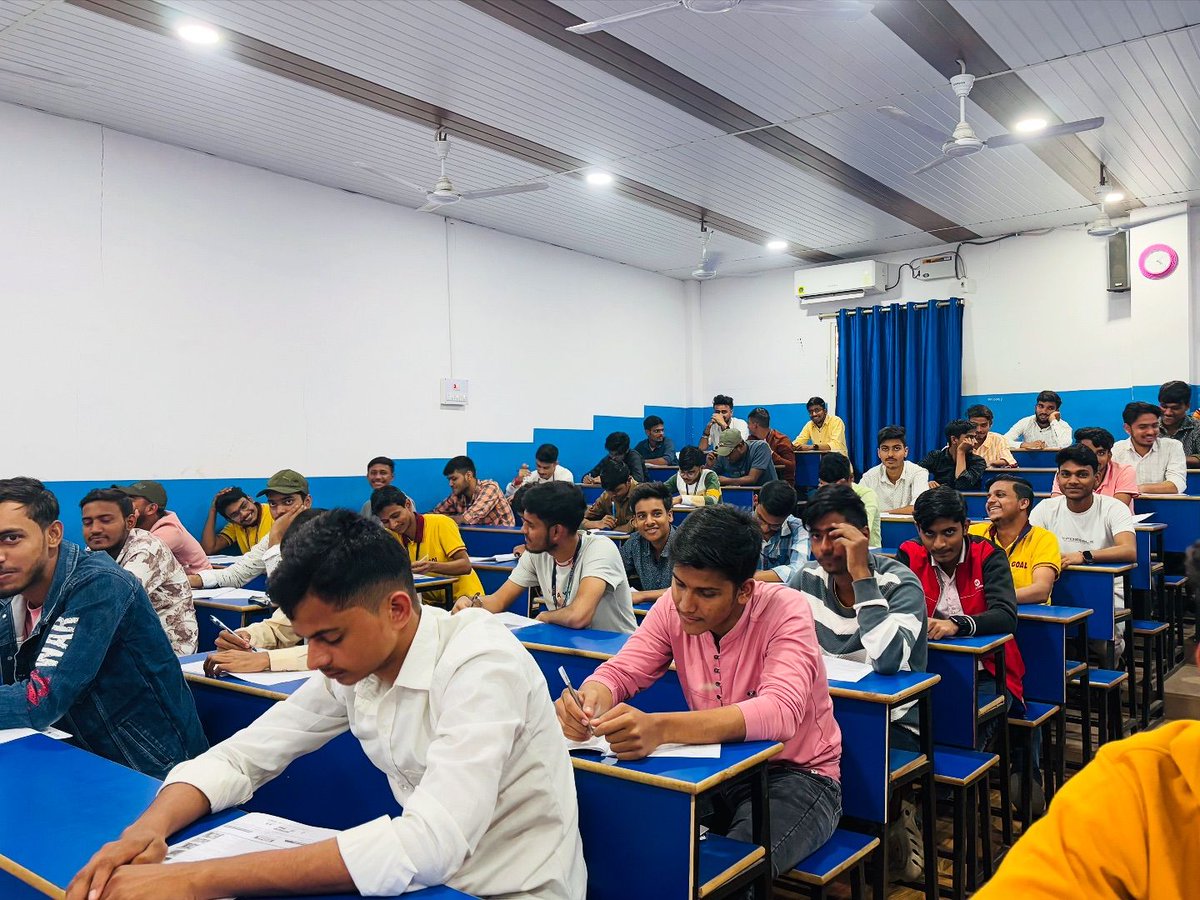 goalpatna's tweet image. Capturing the spirit of excellence! 
A glimpse into the Ascent Program test conduction across various Goal centres, where determination meets opportunity. 
#GoalInstitute #ascentprogram #goaltheresultfactory #goal #leadinginstitute #neet #jee