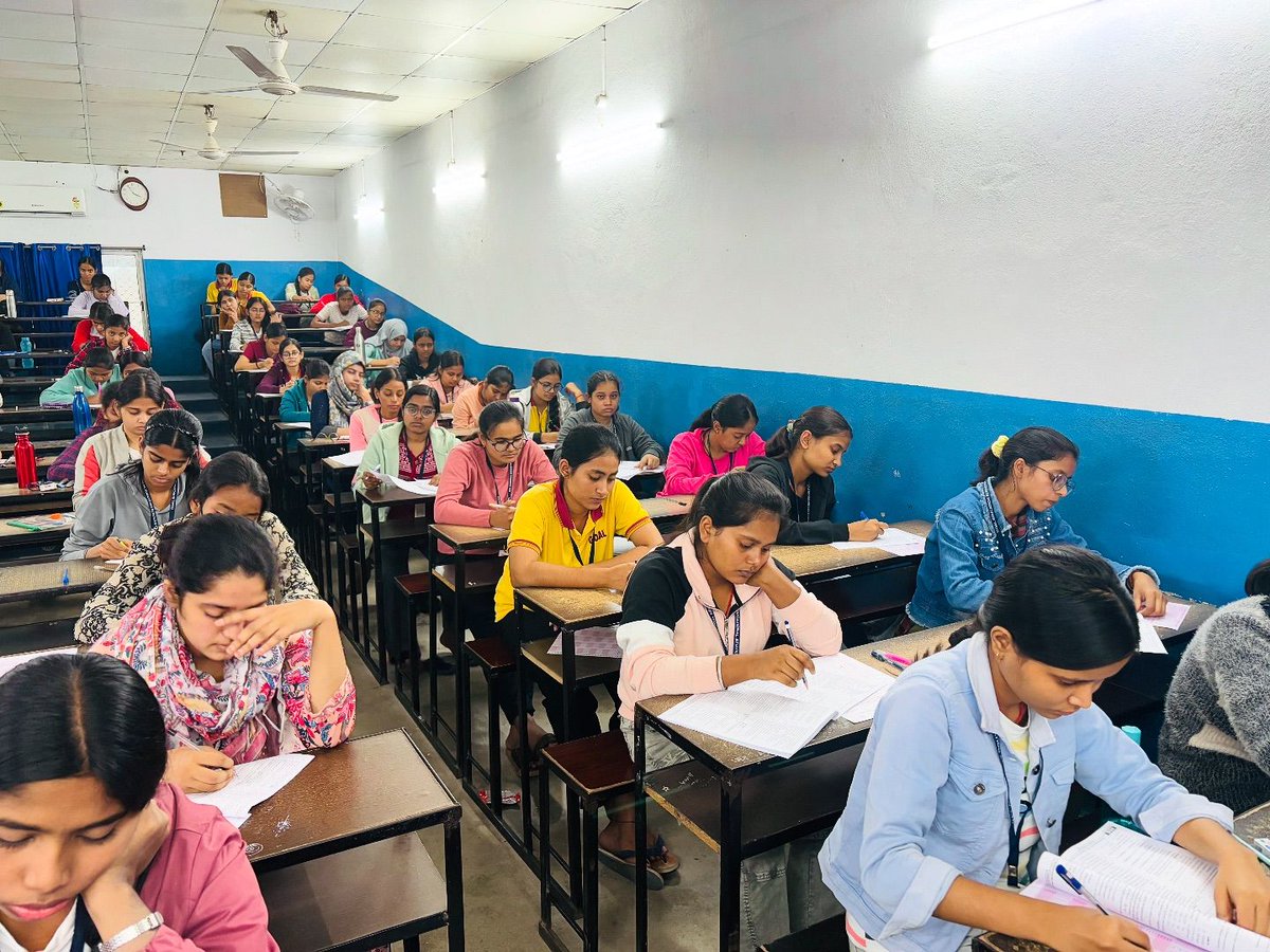 goalpatna's tweet image. Capturing the spirit of excellence! 
A glimpse into the Ascent Program test conduction across various Goal centres, where determination meets opportunity. 
#GoalInstitute #ascentprogram #goaltheresultfactory #goal #leadinginstitute #neet #jee