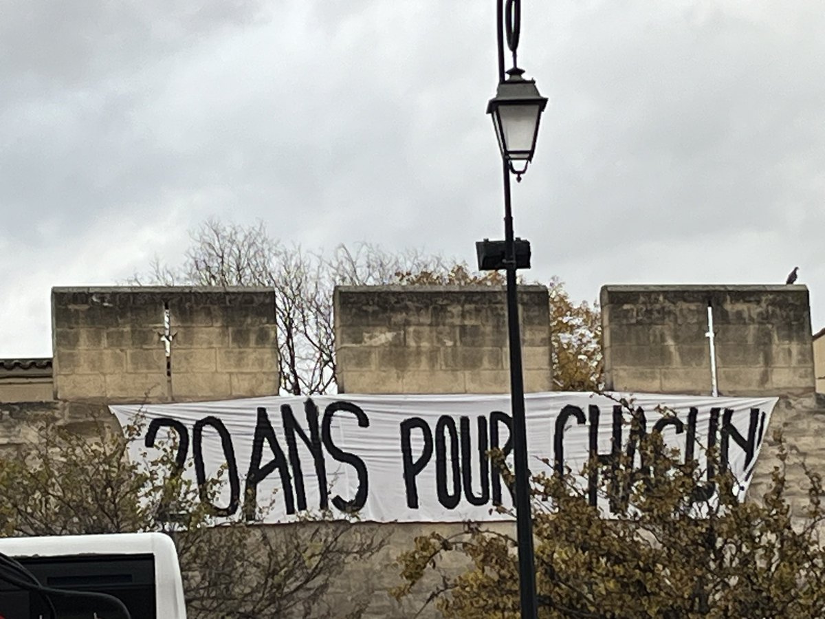 Ce matin, journée internationale de lutte contre les violences faites aux femmes #25novembre , les murs d’ Avignon, où a lieu le procès des viols de #Mazan, les murs ont été recouverts dans la ville #Pelicot