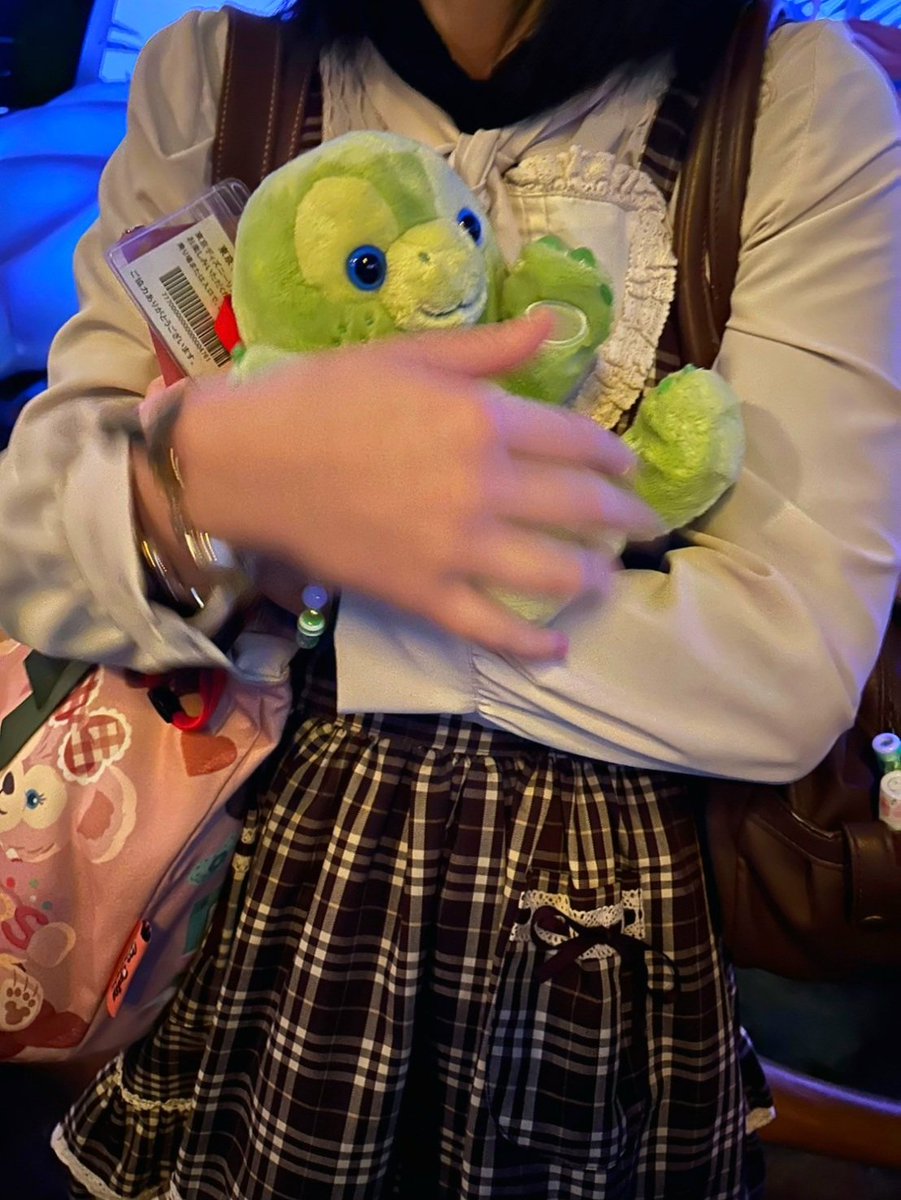 Disney_toni's tweet photo. 友達が撮ってくれていた隠し撮り写真のおるめるが赤ちゃんすぎる🤣🤣🤣
 #TDR_now https://t.co/MWv2zQd68Z