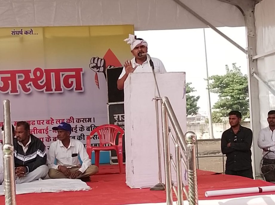 ArvindPresident's tweet photo. आदिवासी आरक्षण मंच, बांसवाड़ा द्वारा आरक्षण उपवर्गीकरण को लागू करने को लेकर आयोजित महारैली में भाग लिया। सभी पार्टियों के जनप्रत���निधियों ने सहयोग करने का फैसला किया।@RajCMO @PMOIndia @rashtrapatibhvn @narendramodi @BhajanlalBjp @BJP4Rajasthan @AadivasiA_Manch @AadivasiSamachr https://t.co/MPAqRhcS3W