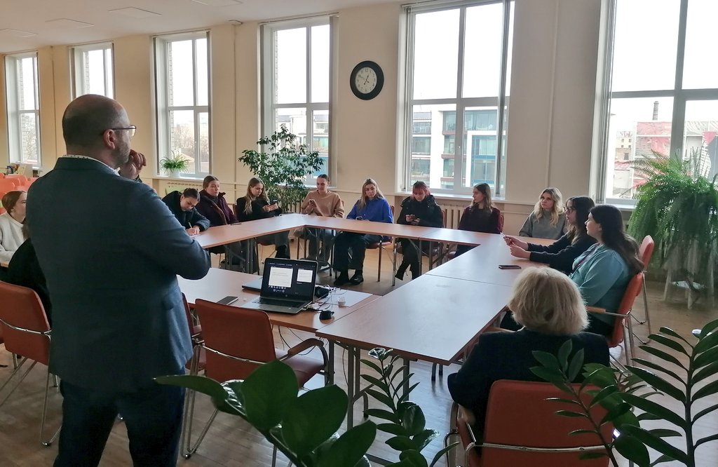 Esam priecīgi uzņemt viesos <a href="/RSUinfo/">RSU.LV</a> 2.kursa Sociālo zinātņu fakultātes studentus, lai pastāstītu par bāriņtiesas darbības principiem un iepazīstinātu ar mūsu darba vidi.
#bāriņtiesa #Rīgabāriņtiesa #studenti