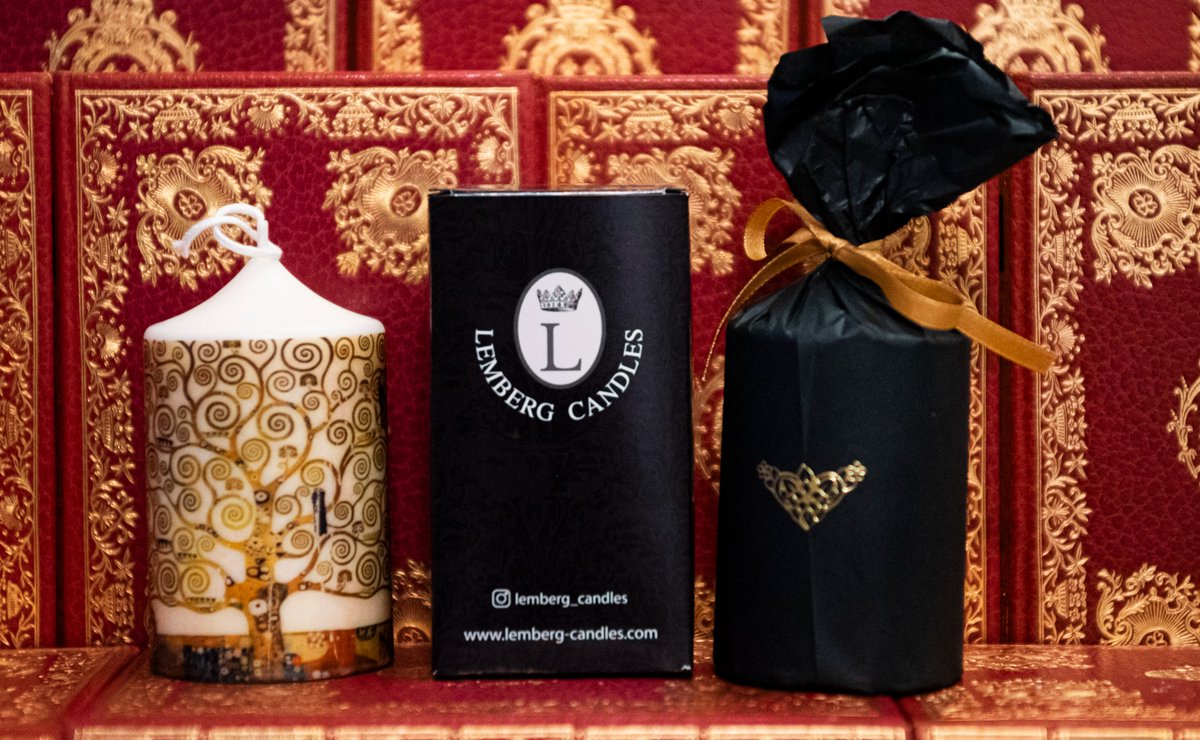 En partenariat avec
<a href="/FineArtsBelgium/">Fine Arts Belgium</a>
cette magnifique création de l'Arbre de Vie de Gustav Klimt. Idée de cadeau idéal et élégante qui illuminera votre intérieur. 2 bougies choisies, la 3ème offerte lemberg-candles.com/products/klimt… #candles #bougies #Christmas #cadeau #Brussels #Belgium