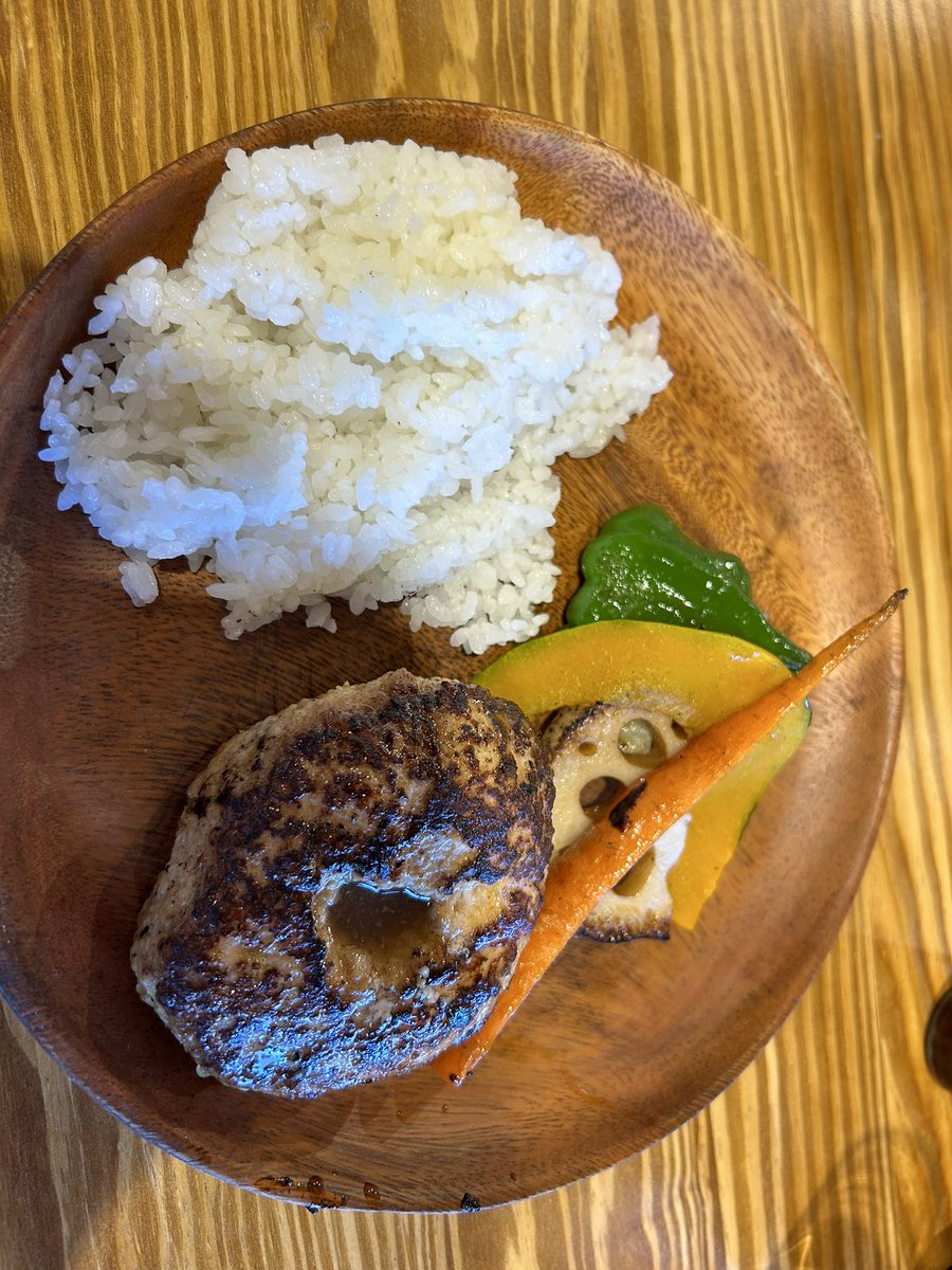 danamo_danamon's tweet image. 薪のパチパチに癒されました。
ハンバーグも美味しかったです。写真は200gのライス付きです。

#メッツァビレッジ
#ALLUMER

バレーパークから出てメッツァ側でランチも美味しい
素敵なお店ができて嬉しいです