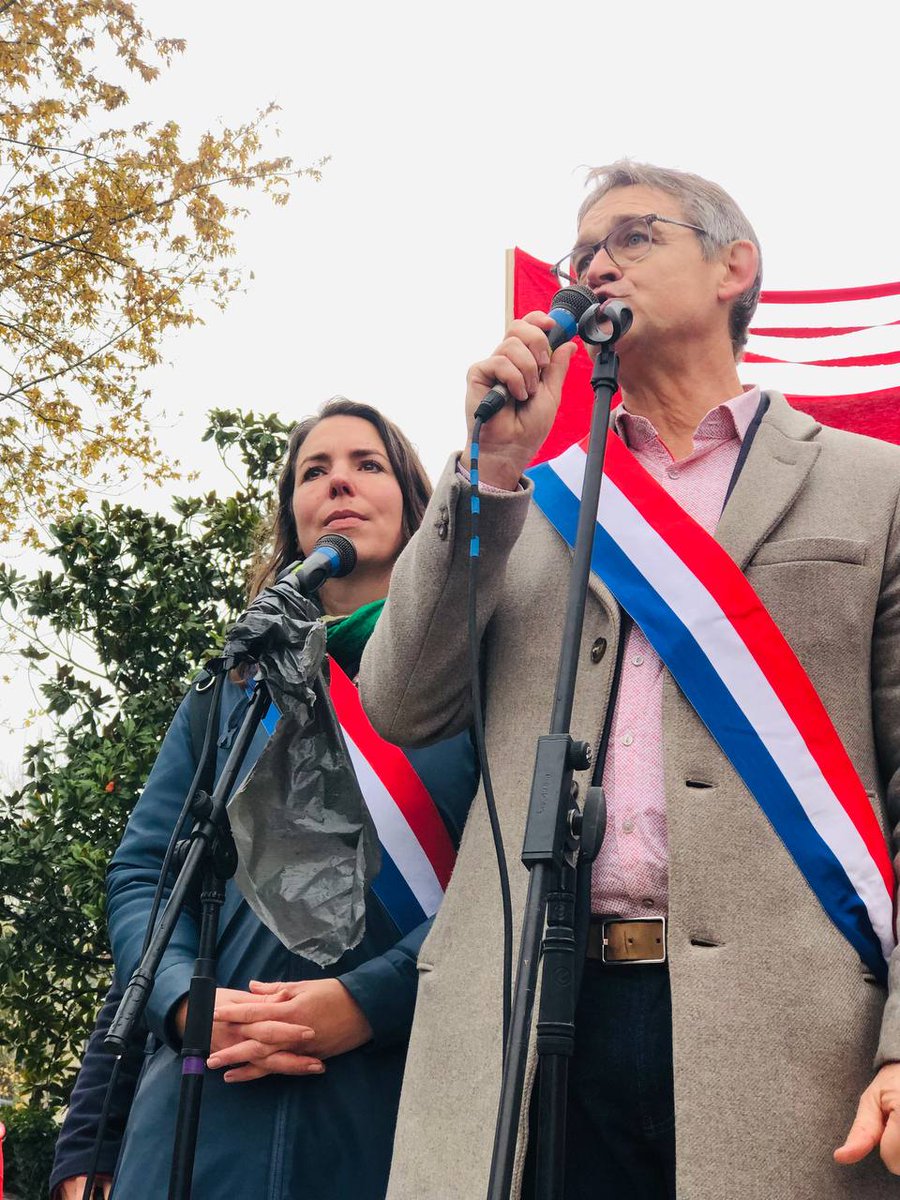 laernoes's tweet photo. Des milliers de personnes rassemblées ce matin devant l'Hôtel de Région @paysdelaloire  pour affirmer notre opposition aux coupes budgétaires désastreuses de @C_MORANCAIS dans la culture, le sport et la vie associative ! Si le budget est voté, ce sera une hécatombe ! https://t.co/ajkeLshn1C