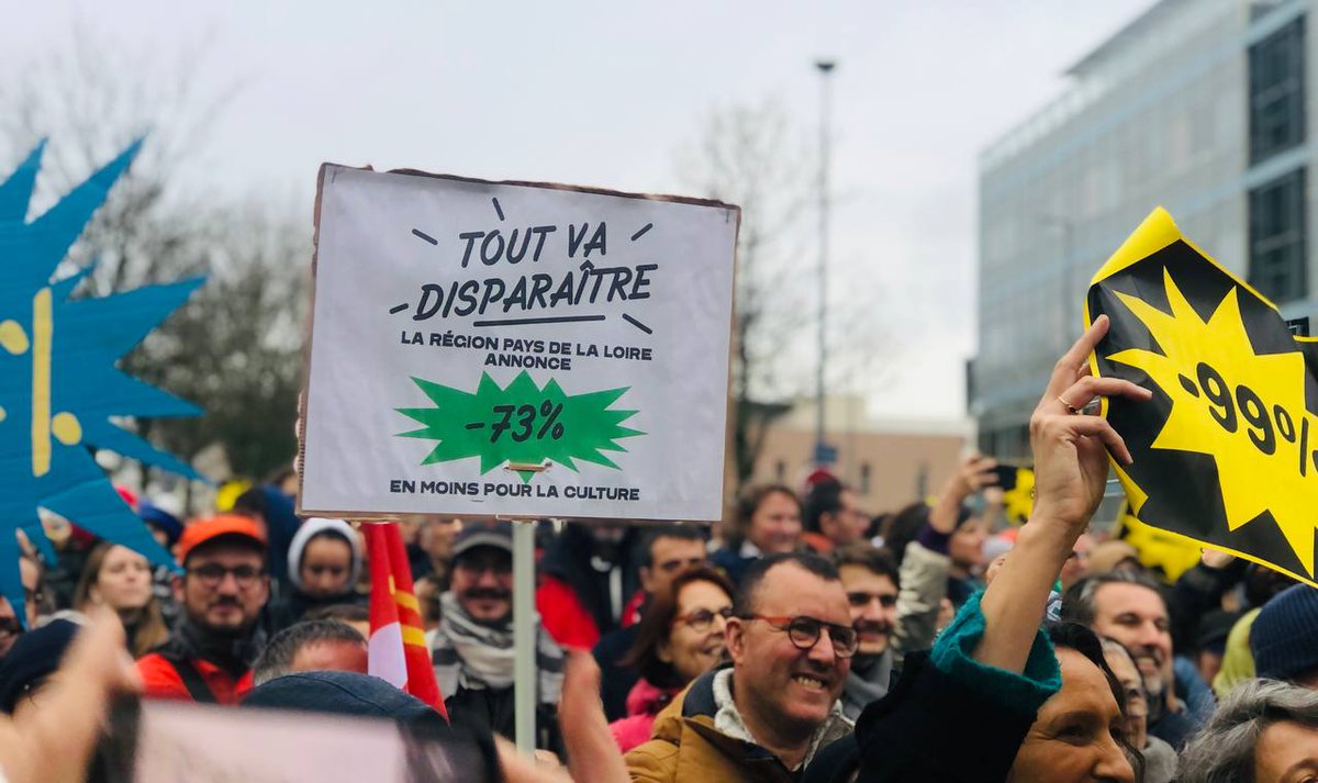 Des milliers de personnes rassemblées ce matin devant l'Hôtel de Région <a href="/paysdelaloire/">Pays de la Loire</a>  pour affirmer notre opposition aux coupes budgétaires désastreuses de <a href="/C_MORANCAIS/">Christelle MORANÇAIS</a> dans la culture, le sport et la vie associative ! Si le budget est voté, ce sera une hécatombe !