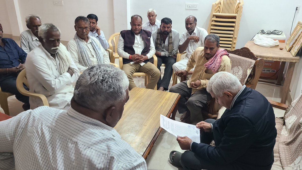tc_saraswat's tweet photo. ~ आज 📍श्रीडूंगरगढ़ स्थित विधायक जनसेवा केंद्र पर जनसुनवाई कार्यक्रम के तहत सम्मानित क्षेत्र वासियों की समस्याओं को सुनकर संबंधित अधिकारियों को समाधान के निर्देश दिए।
~ जनता की हर समस्या का समाधान ही मेरी प्राथमिकता है।
#जनसुनवाई #Jansavak #MLASDGH https://t.co/b3FaAoDObJ