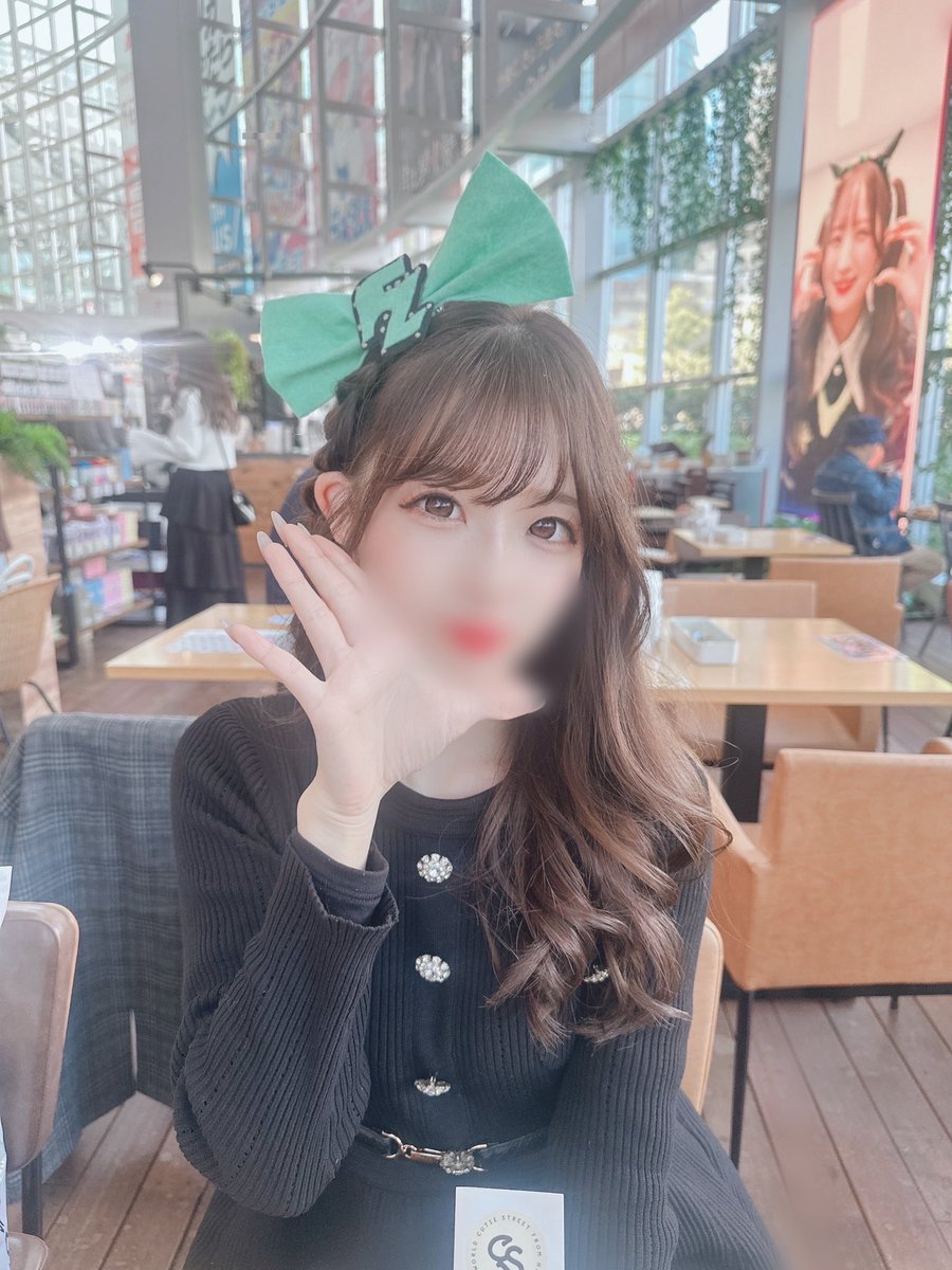 そして前夜にカフェ行く事が決まったから
急遽フェルトで"FZ優衣リボン"作成🎀

ゆいちゃんとおそろ〜い☺️♡

※髪型も合わせたんだけど
反転するの忘れてたっw

#櫻井優衣 #アイドル #フルーツジッパー