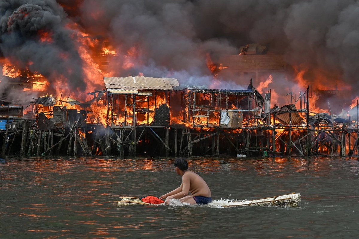 BPINewsOrg's tweet photo. A massive fire in Manilaโs Isla Puting Bato slum destroyed 1,000 homes, leaving 8,000 people displaced.
Manila Mayor pledges aid as investigations into the cause continue.
No casualties reported.
#ManilaFire #Philippines #Tondo https://t.co/J9o3qVP4x1