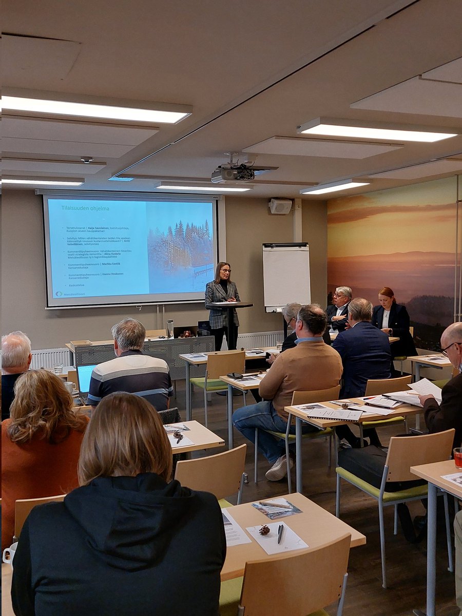 Vähäliikenteiset tiet ovat tärkeitä myös Pohjois-Savon elinkeinoelämälle ja siksi keskeinen osa alueen kasvusuunnitelmia.

Kuopion alueen Kauppakamarin toimitusjohtaja <a href="/KaijaSavolaine/">Kaija Savolainen</a> avasi keskustelutilaisuuden Kuopiossa vähäliikenteisten teiden tulevaisuudesta.

👉 Tutustu