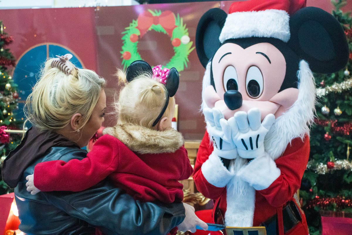 FishergateSC's tweet photo. 🎅Our Light Switch On event at the weekend was truly magical 🎉

A big thank you to everyone who came down to see our Christmas Lights Switch On with Mickey Mouse &amp; The Grinch. What a fantastic turnout we had 🥰

Thanks to @AJMASCOTS for hosting!
#SwitchOn @VisitLancashire https://t.co/NHYOyV7gyf