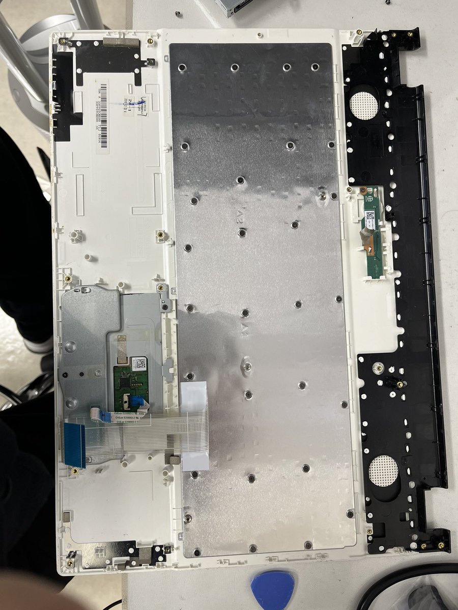 pcdrbit's tweet image. NECノートパソコンの
キーボード交換です。
この機種は沢山のネジで
固定されており、しっかりした
作りですね。
#キーボード交換