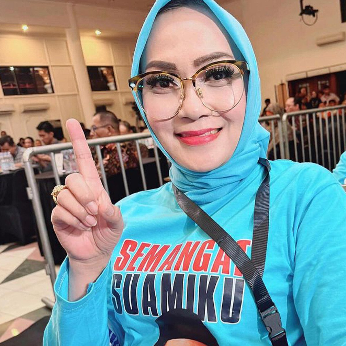 Sang suami Ipong Muchlissoni pada tahun 2024 gagal jadi Anggota DPR RI tidak patah semangat justru maju kembali dalam Pilkada Kabupaten Ponorogo 2024.
Bu Ipong dengan setia dan semangat mendukung suami tercinta. Sampai menuliskan " Semangat Suamiku " dikaosnya.