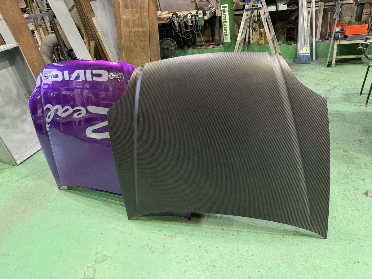 ucchiiiEK9's tweet photo. 800切りに貢献したパーツ
インフュージョンカーボンボンネット　　3.3キロ
レース用の裏骨無しで制作してもらいました
フロントの軽量化はめちゃくちゃ効く
軽い、綺麗、チリ良し、かっこいい文句なしのパーツです‼️
裏骨ありやダクト付きも可能
販売もするみたいなので気になる方はDMで https://t.co/Hj961gEsp2