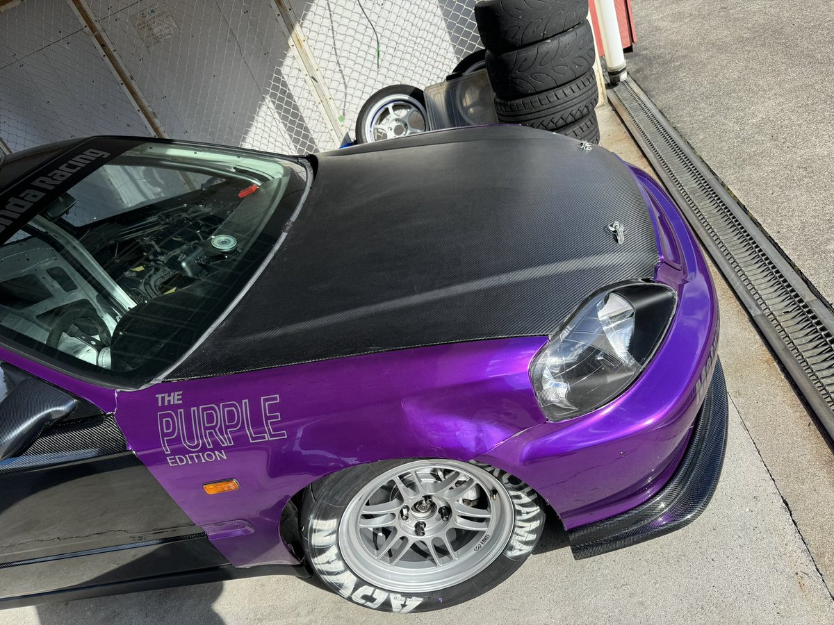 ucchiiiEK9's tweet photo. 800切りに貢献したパーツ
インフュージョンカーボンボンネット　　3.3キロ
レース用の裏骨無しで制作してもらいました
フロントの軽量化はめちゃくちゃ効く
軽い、綺麗、チリ良し、かっこいい文句なしのパーツです‼️
裏骨ありやダクト付きも可能
販売もするみたいなので気になる方はDMで https://t.co/Hj961gEsp2
