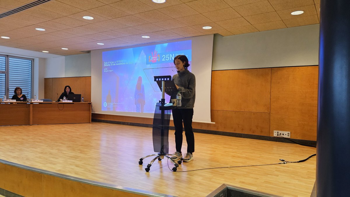 #25NUPC | Minut de silenci i lectura del Manifest #25N del Consell de l'Estudiantat #UPC <a href="/CdE_UPC/">Consell de l'Estudiantat UPC</a>, a <a href="/UPCEdifica/">EPSEB de la UPC</a>.

💜 La vicerectora Antonijuan presenta la campanya prou.upc.edu, una iniciativa que reafirma el compromís UPC amb la lluita contra la violència masclista.