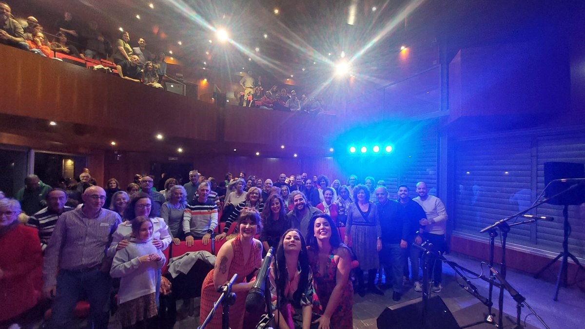 El día de Santa Cecilia rompimos nuestro silencio en un conciertazo en Armilla y lo pasamos genial 💚💚💚
¡¡¡VIVA ANDALUCÍA Y SUS ANDALUCES!!!