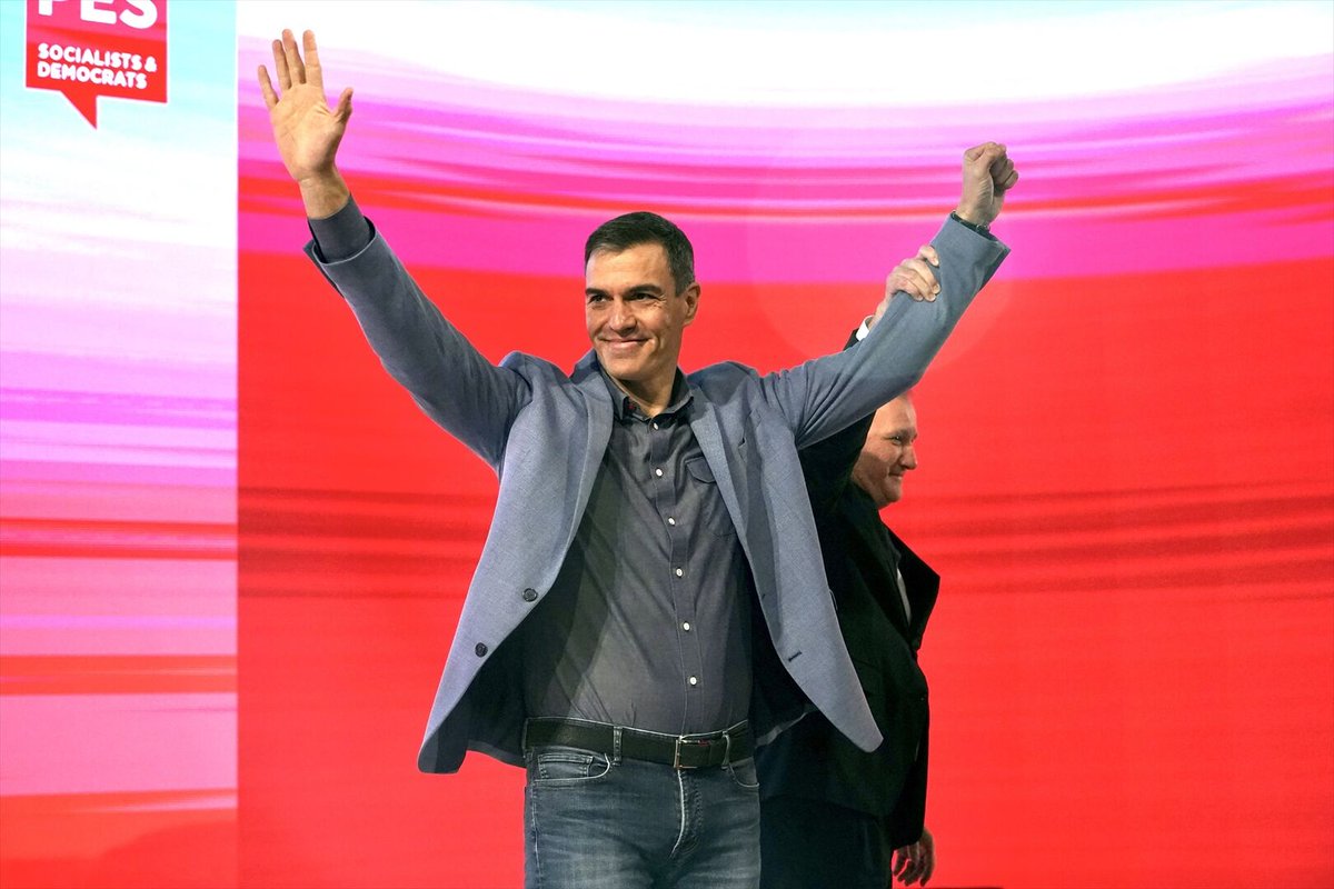 Cidpedrosanchez's tweet photo. Lleváis intentando tumbar a Sánchez desde 2018 por tierra mar  y aire y ahora con todos los jueces a toda máquina. Estamos en 2024 y quedan 3 años para las próximas elecciones, más otra legislatura que ganará hasta 2031. Os vais hinchar de Sánchez.
Larga vida al Sanchismo.✊️🌹 https://t.co/muSck675VT
