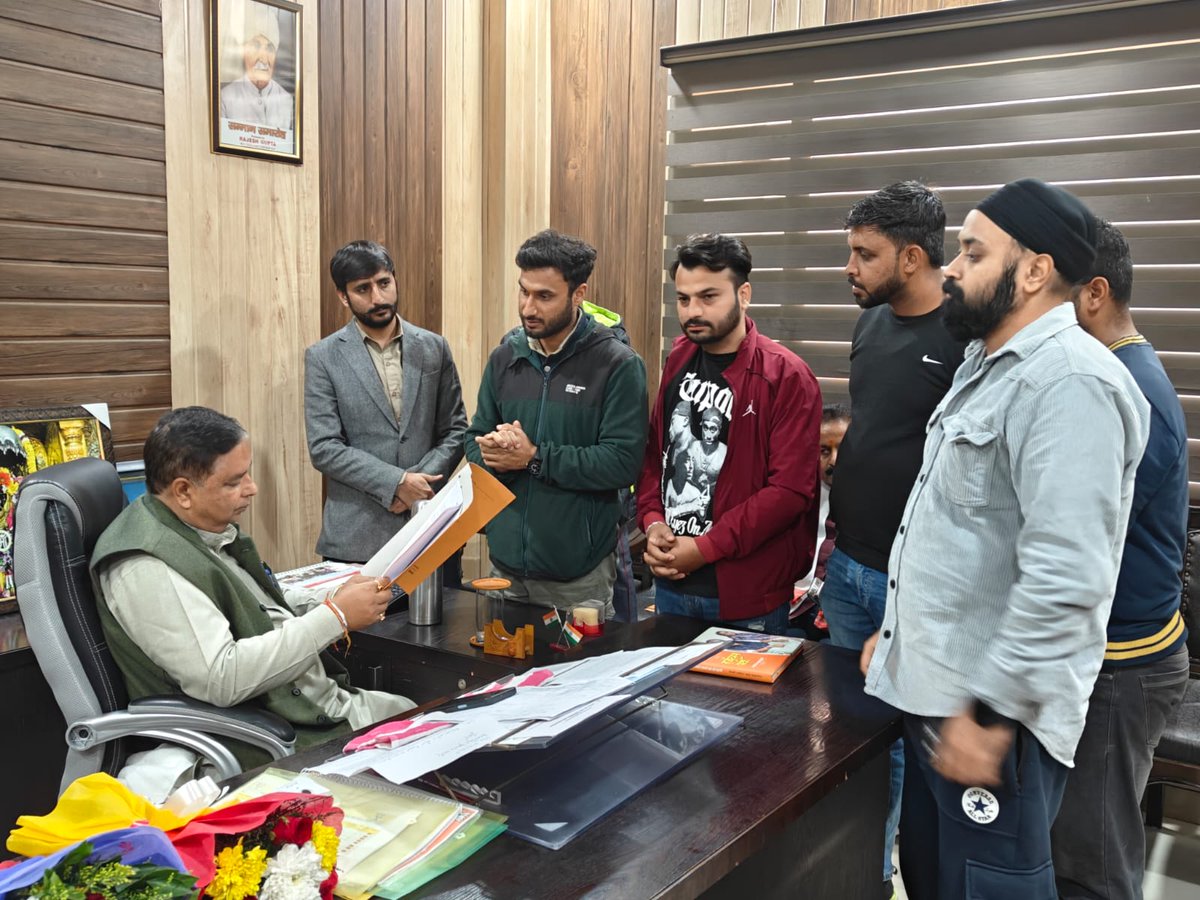 BJP4JnK's tweet photo. J&amp;K BJP President Shri @SatSharmaCA met with JKP Constable &amp; SI aspirants regarding age relaxations issues at Party Headquarters, Jammu. https://t.co/WsbotcQrHl