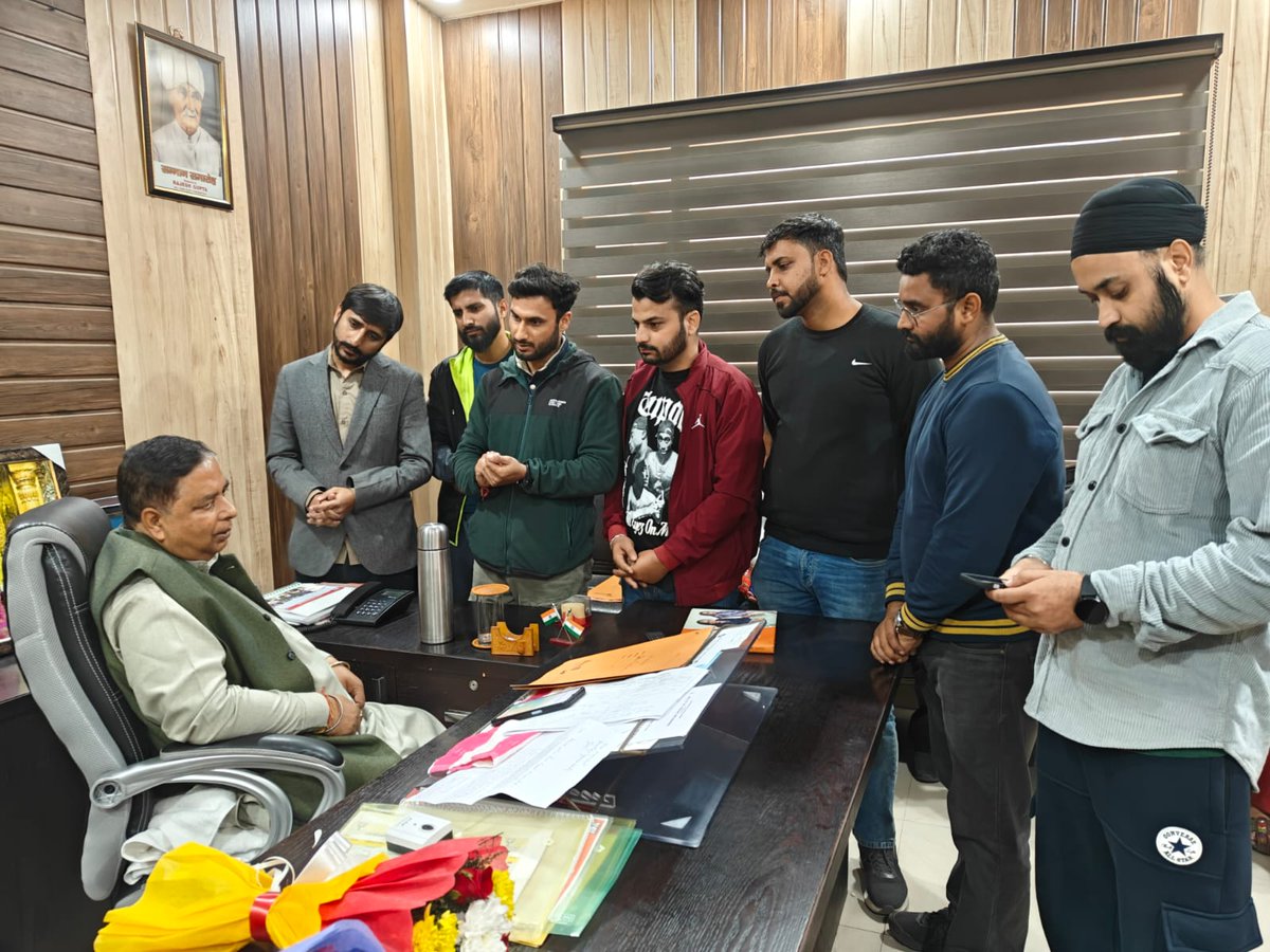 BJP4JnK's tweet photo. J&amp;K BJP President Shri @SatSharmaCA met with JKP Constable &amp; SI aspirants regarding age relaxations issues at Party Headquarters, Jammu. https://t.co/WsbotcQrHl