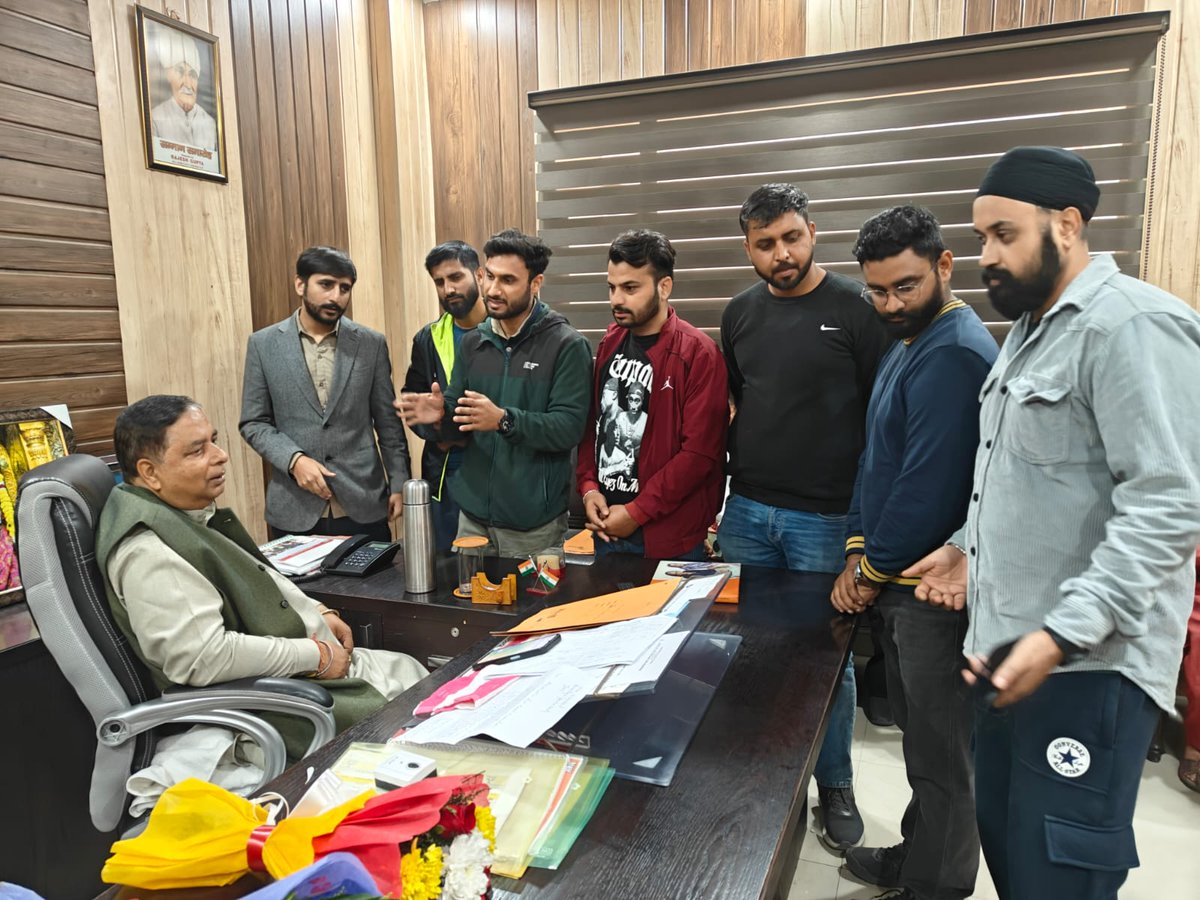 BJP4JnK's tweet photo. J&amp;K BJP President Shri @SatSharmaCA met with JKP Constable &amp; SI aspirants regarding age relaxations issues at Party Headquarters, Jammu. https://t.co/WsbotcQrHl