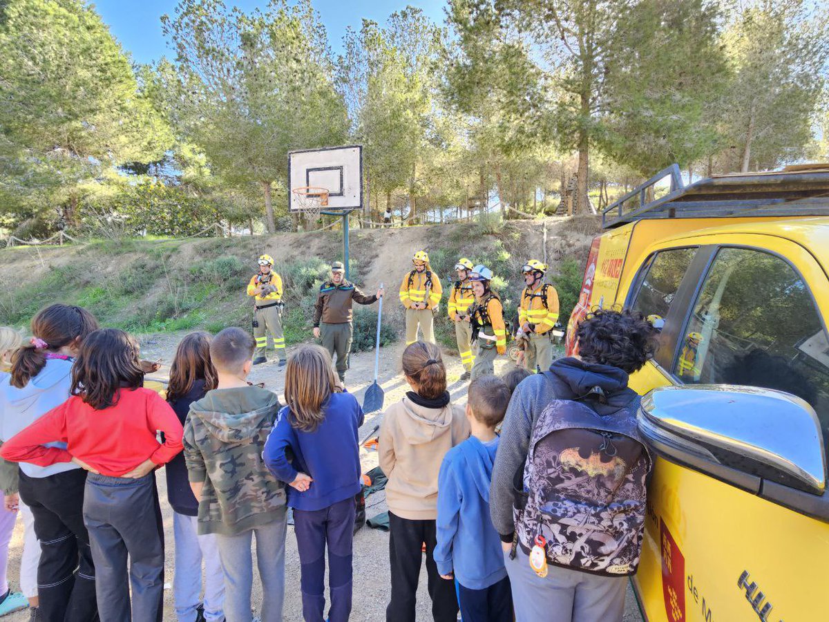 MurciaForestal's tweet photo. 📢 Agentes medioambientales @aamm_murcia y bomberos forestales @defensaforeMUR visitaron esta semana a los alumnos del Colegio Peñas Blancas en Tallante #Cartagena y compartieron su trabajo en la defensa del patrimonio natural de la #RegióndeMurcia y la lucha contra los #IIFF https://t.co/yGJfK1lGP0