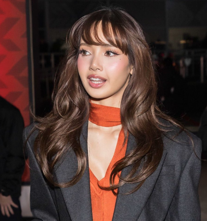 AboutMusicYT's tweet photo. BLACKPINK's Lisa attended Adele's concert. https://t.co/gppspJcOH4