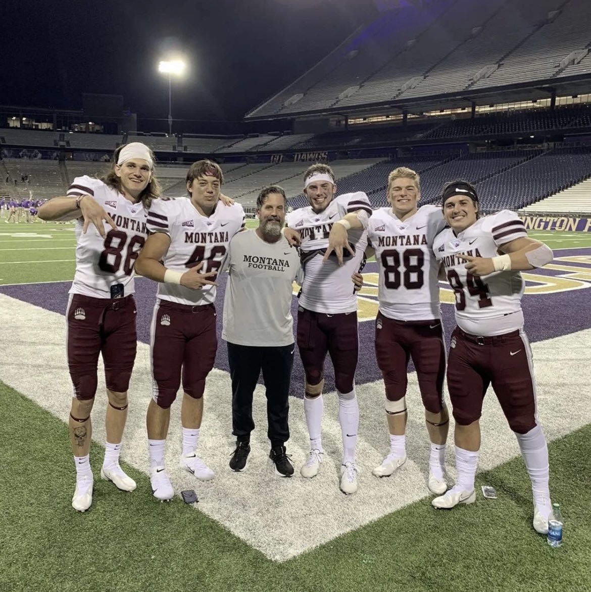 coreydu's tweet photo. Happy #HuskyHateWeek to all those who celebrate #DubsDown 〽️ https://t.co/slChoOX0sC