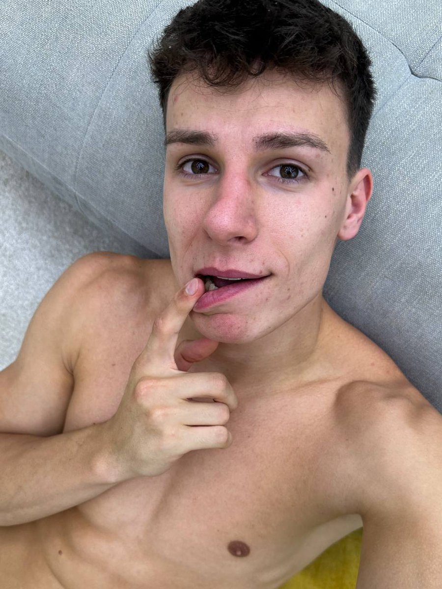 SnMendesX's tweet photo. could you put something in my mouth😜 https://t.co/YfvejQvNDU