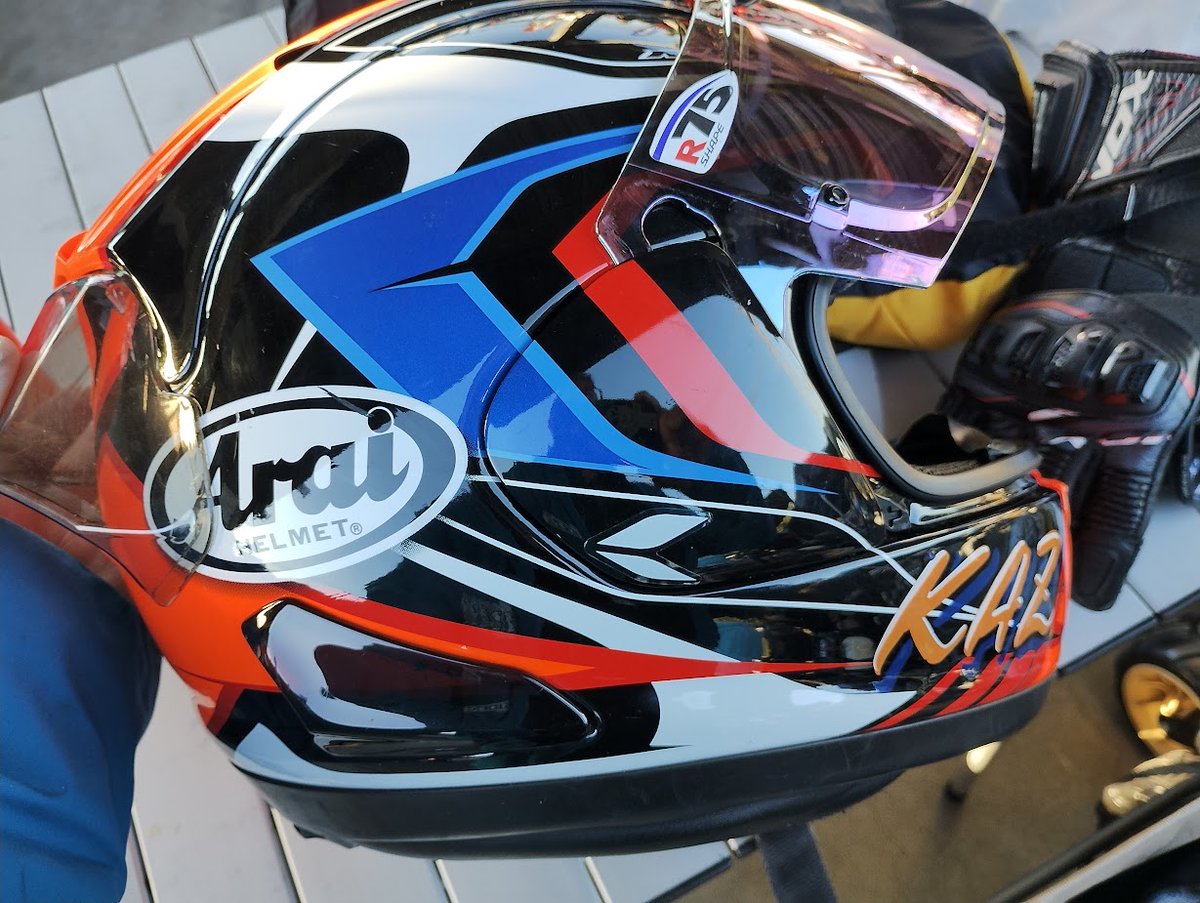 TeamPrideone's tweet photo. バイクレース用のエアバッグは電子作動系エアバッグではなくHitAirお勧めなのは首と頭を守る事がメインに作られています。転倒してエアバッグ開くと肩幅以上にエアバッグが出ます。首と頭を守ると言う事はヘルメットも守ってくれると言う事。転倒してもヘルメットを強打する事が防げます。（続く） https://t.co/ROh2Zl4nTy