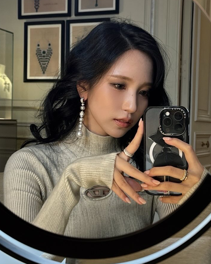 CURLY HAIR MINA SELCA SHE'S SO GORGEOUS