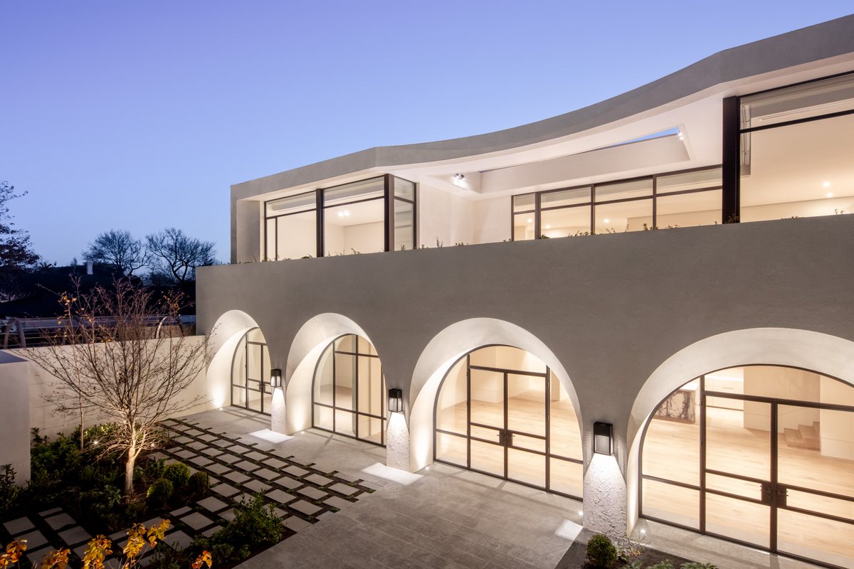 internationaliq's tweet image. This project highlights the beauty of light and shadow through refined steel frames and expansive glass, connecting interiors seamlessly with the world outside. A perfect balance of durability and elegance😍
#minimalistarchitecture #bespokeproject #steelsystems #secco