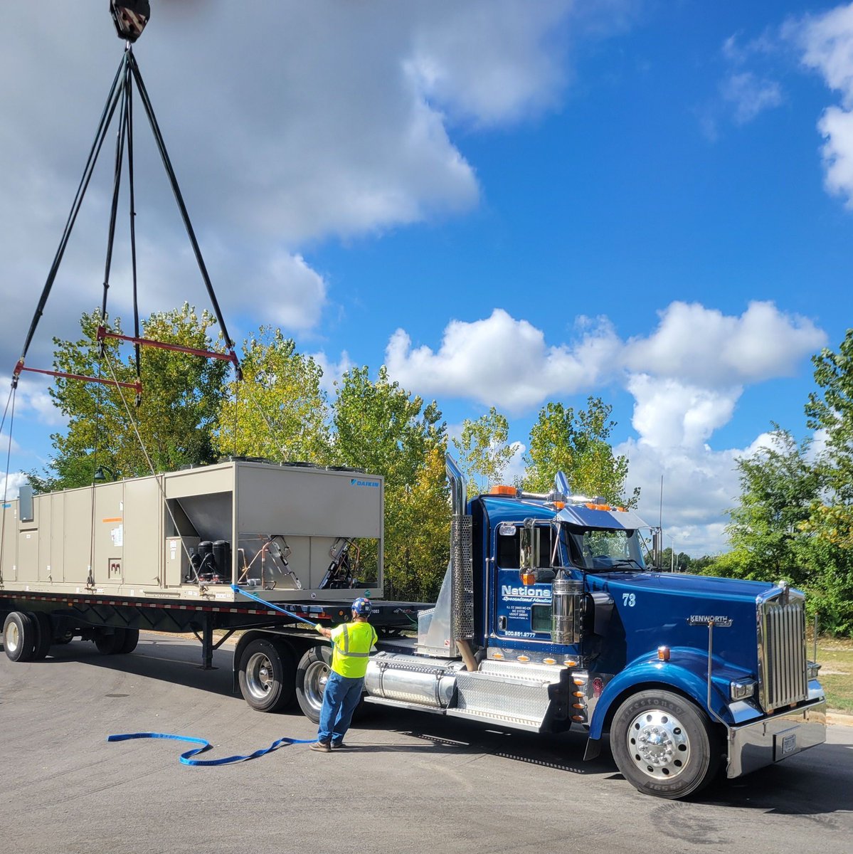 NationalLiftTrk's tweet photo. It's haul or nothing this Monday morning! 

#HaulForHire #OverdimensionalTrucking #HeavyHauling

📷 Jason T https://t.co/OZmAa1Z41O